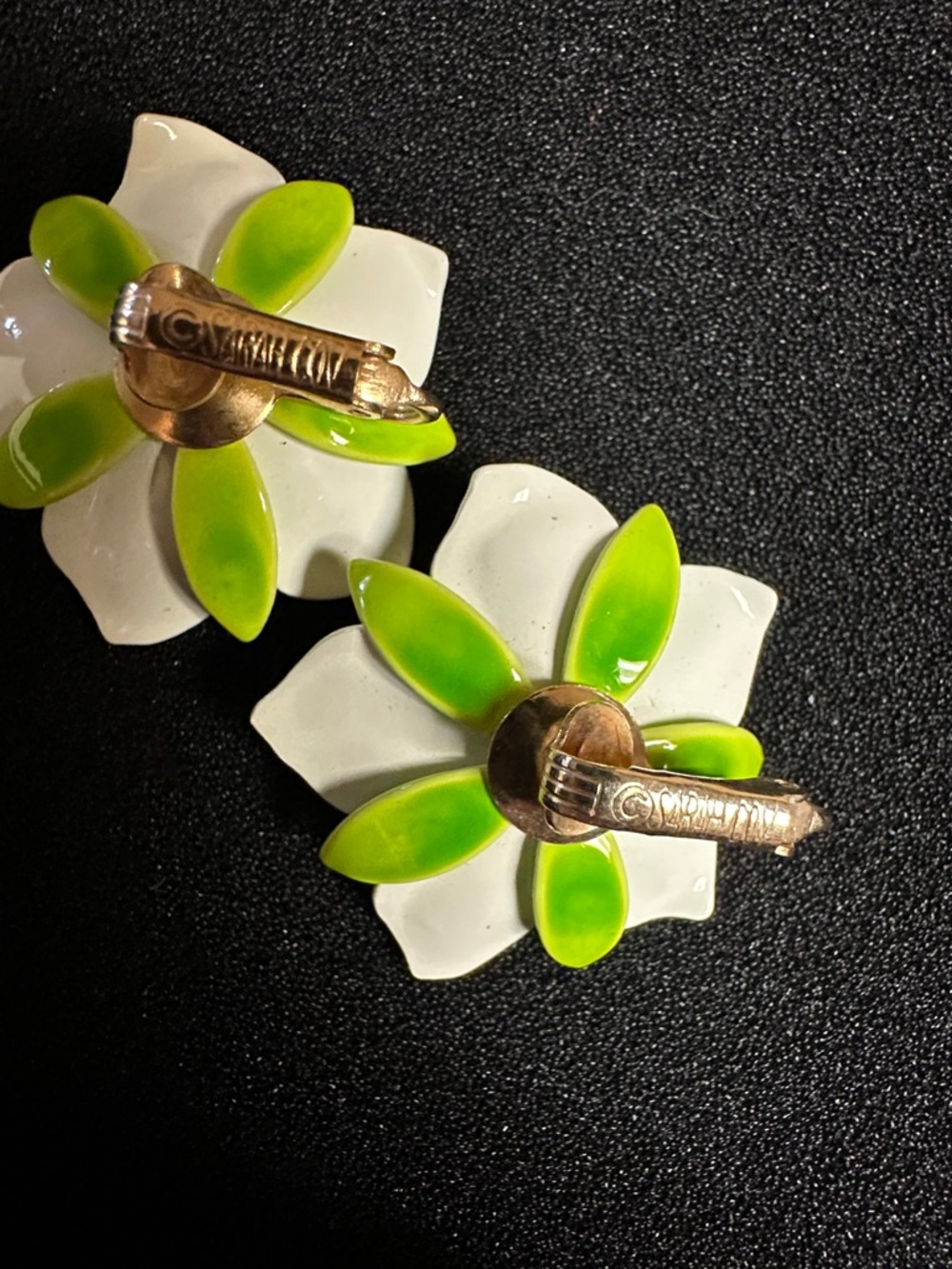 Vintage 1960’s Sarah Coventry Polynesian Brooch and Clip-On Earrings Set - Picture 6 of 8
